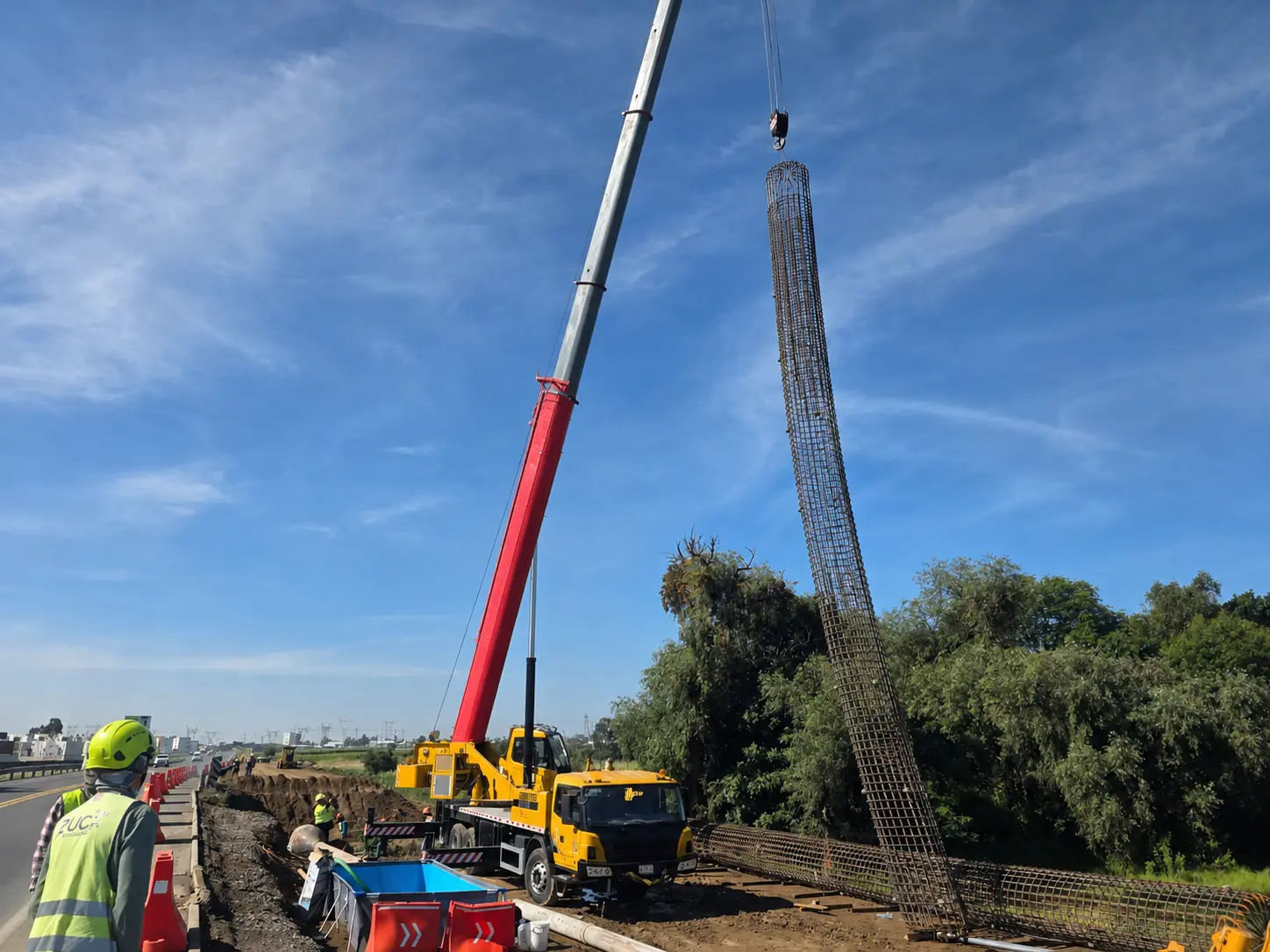 Montaje de estructura metálica con grúa